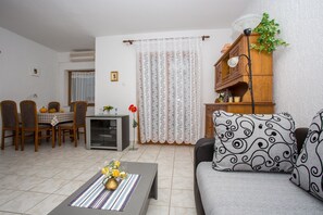 Apartment, 2 Doppelbetten | Wohnzimmer | Fernseher