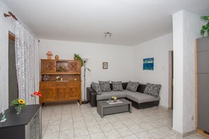 Apartment, 2 Doppelbetten | Wohnzimmer | Fernseher