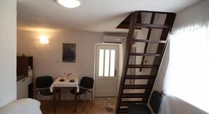 Apartment, 1 Double Bed with Sofa bed | Private kitchen | Stovetop, cookware/dishes/utensils