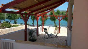 Un espacio de descanso al aire libre con vistas al mar y a las montañas.