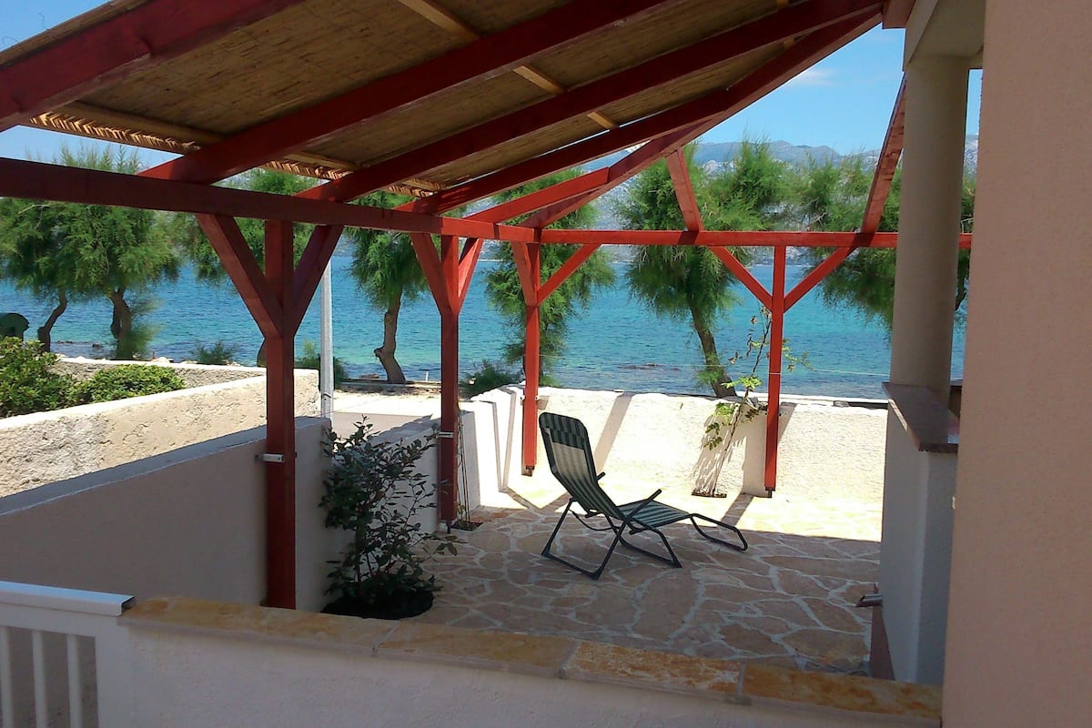 Departamento clásico, 1 cama Queen size y sofá cama, vista al mar | Terraza o patio