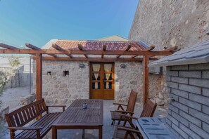 Romantisches Apartment, Meerblick | Terrasse/Patio