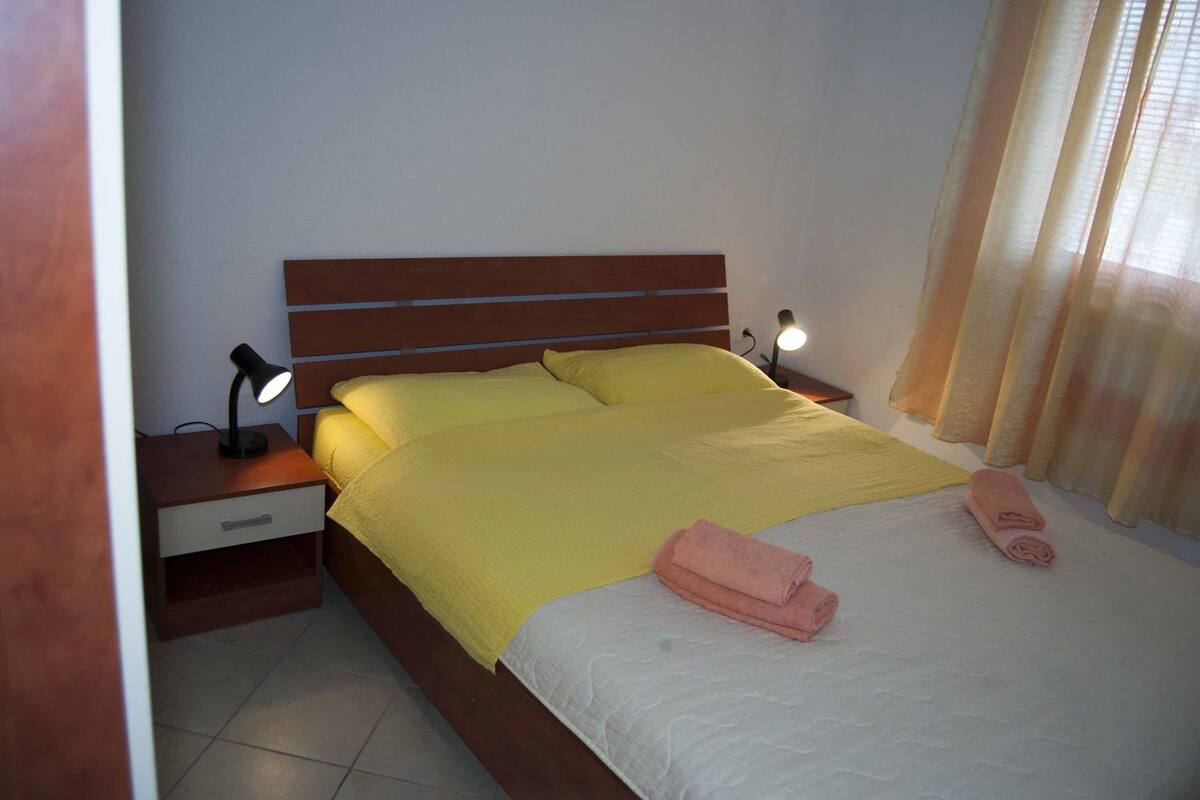 Departamento básico, 1 cama Queen size y sofá cama, vista al mar | Decoración personalizada, muebles diferentes y wifi gratis