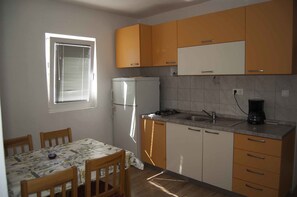 Appartement Économique, 1 grand lit et 1 canapé-lit, vue mer | Cuisine privée