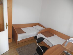 Appartement, meerdere bedden | Privékeuken | Een oven, een kookplaat, een vaatwasser, kookgerei, borden en bestek