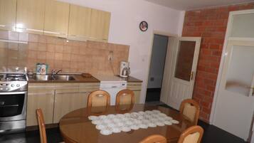 Apartment, Multiple Beds | Private kitchen | Oven, stovetop, dishwasher, cookware/dishes/utensils