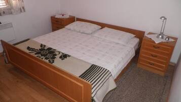 Apartment, Multiple Beds | Private kitchen | Oven, stovetop, dishwasher, cookware/dishes/utensils