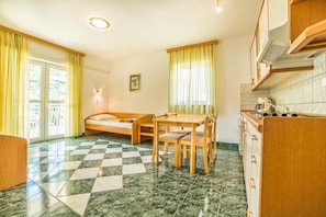 Appartement, Plusieurs lits | Cuisine privée | Surface de cuisson, lave-vaisselle, vaisselle et ustensiles