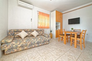 Apartment, Mehrere Betten | Wohnzimmer | Fernseher
