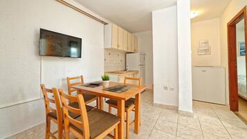 Apartment, Multiple Beds | Private kitchen | Cookware/dishes/utensils