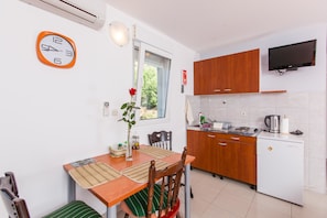 Apartment, Multiple Beds | Private kitchen