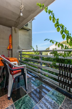 Apartamento, varias camas | Balcón