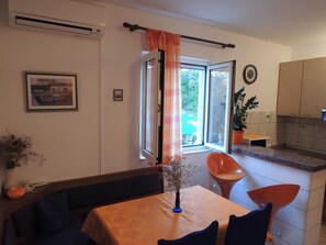 Departamento, varias camas | Cocina privada | Lavavajillas y utensilios de cocina 