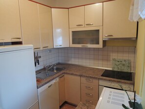 Departamento, varias camas | Cocina privada | Refrigerador, microondas, horno y lavavajillas 