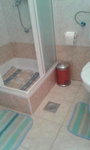 Appartamento, 2 letti matrimoniali | Bagno | Doccia, asciugacapelli, asciugamani