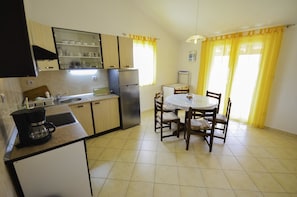 Apartment, Multiple Beds | Private kitchen | Oven, stovetop, cookware/dishes/utensils