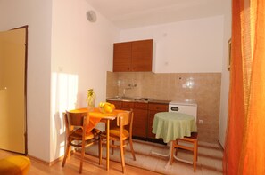 apartman, 1 kétszemélyes ágy | Privát konyha | Főzőlap és főzőedények/tányérok/evőeszközök