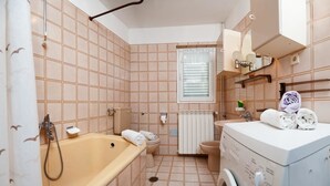 Appartement, Plusieurs lits | Salle de bain