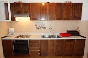 Apartment, 2 Double Beds | Private kitchen | Stovetop, cookware/dishes/utensils