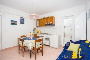 Apartamento, 2 camas dobles | Cocina privada | Placa de cocina y utensilios de cocina