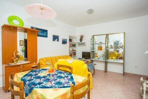 Apartamento, 2 camas dobles | Sala de estar | Una televisión