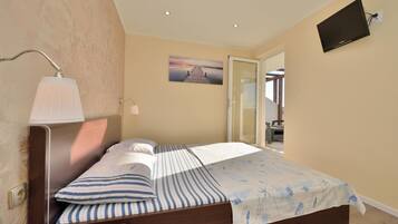 Apartment, 1 Double Bed | Free wired internet, bed sheets