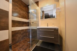 Shower, jetted bath - App and Rooms Tomislav Spa Bracic (Sukosan)