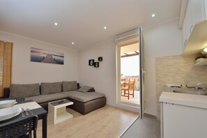 Apartamento, várias camas | Sala de estar | TV