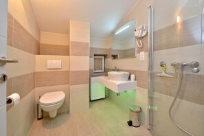 Apartment, Multiple Beds | Bathroom | Shower, jetted bath