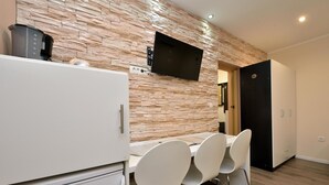 Habitación, 1 cama doble con sofá cama | Sala de estar | Una televisión