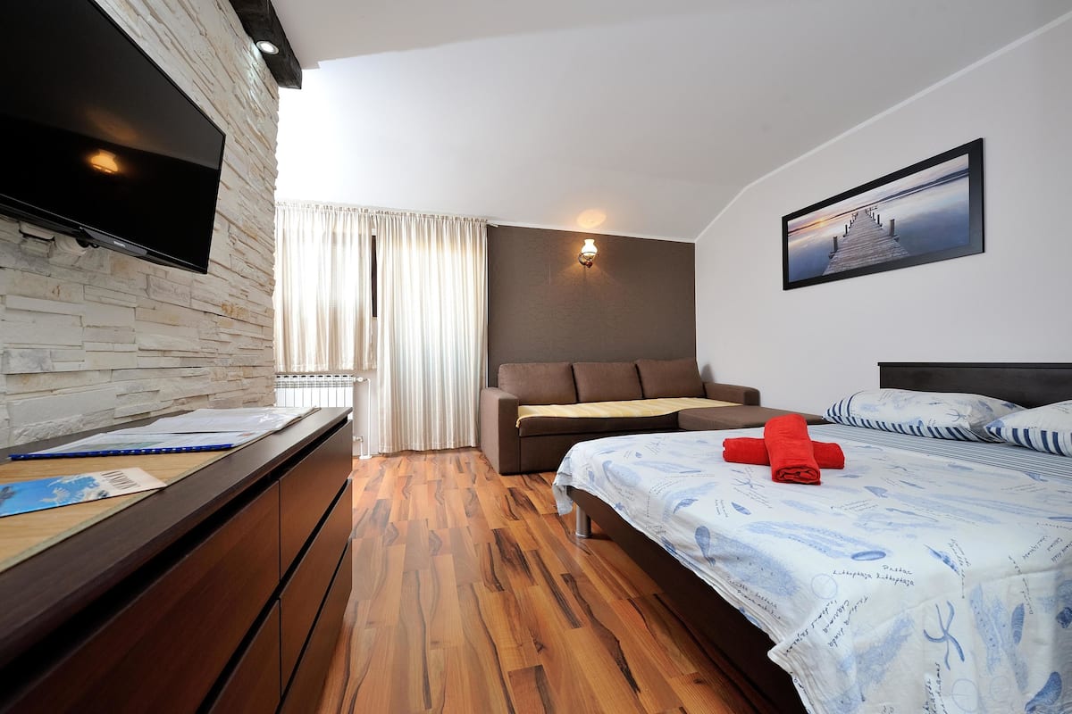 Apartamento, 1 cama doble con sofá cama | Ropa de cama