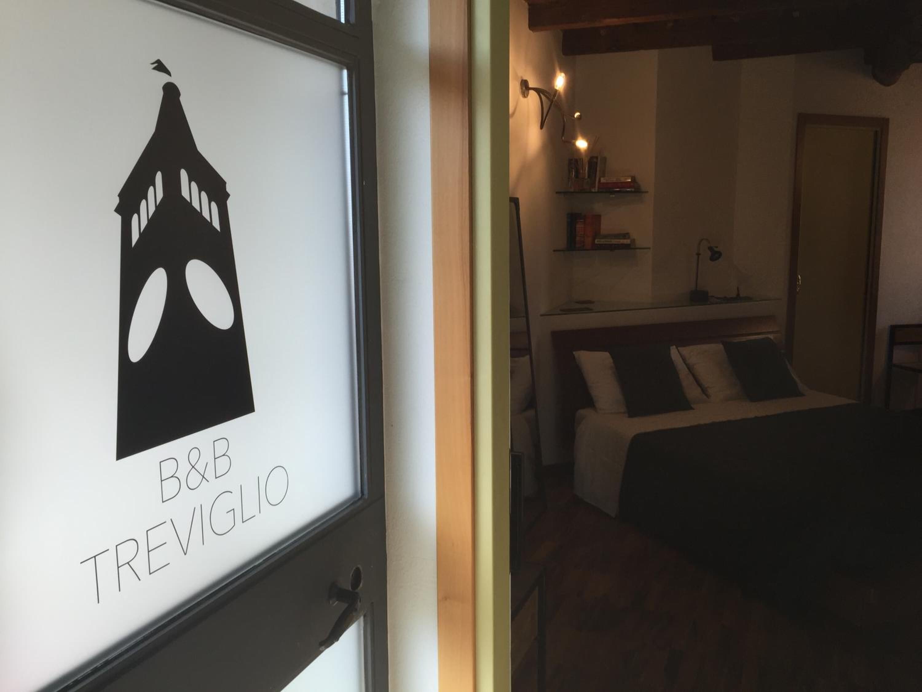 1 camera, una cassaforte in camera, con stile personalizzato