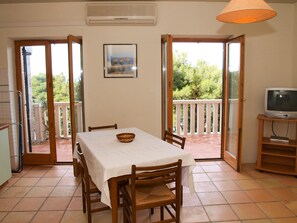 Appartement, plusieurs lits | Cuisine privée | Batterie de cuisine, vaisselle et ustensiles