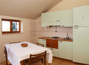 Departamento, varias camas | Cocina privada | Utensilios de cocina 