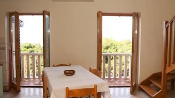 Apartment, Multiple Beds | Private kitchen | Cookware/dishes/utensils