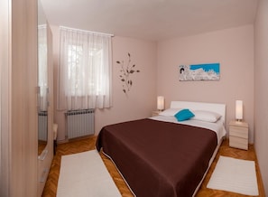 Apartamento, varias camas | Cocina privada | Microondas, horno, placa de cocina y lavavajillas