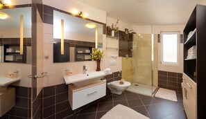 Apartment, Mehrere Betten | Badezimmer | Dusche, Komfortbadewanne, Haartrockner