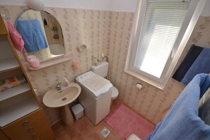 Appartement, Plusieurs lits | Salle de bain | Douche
