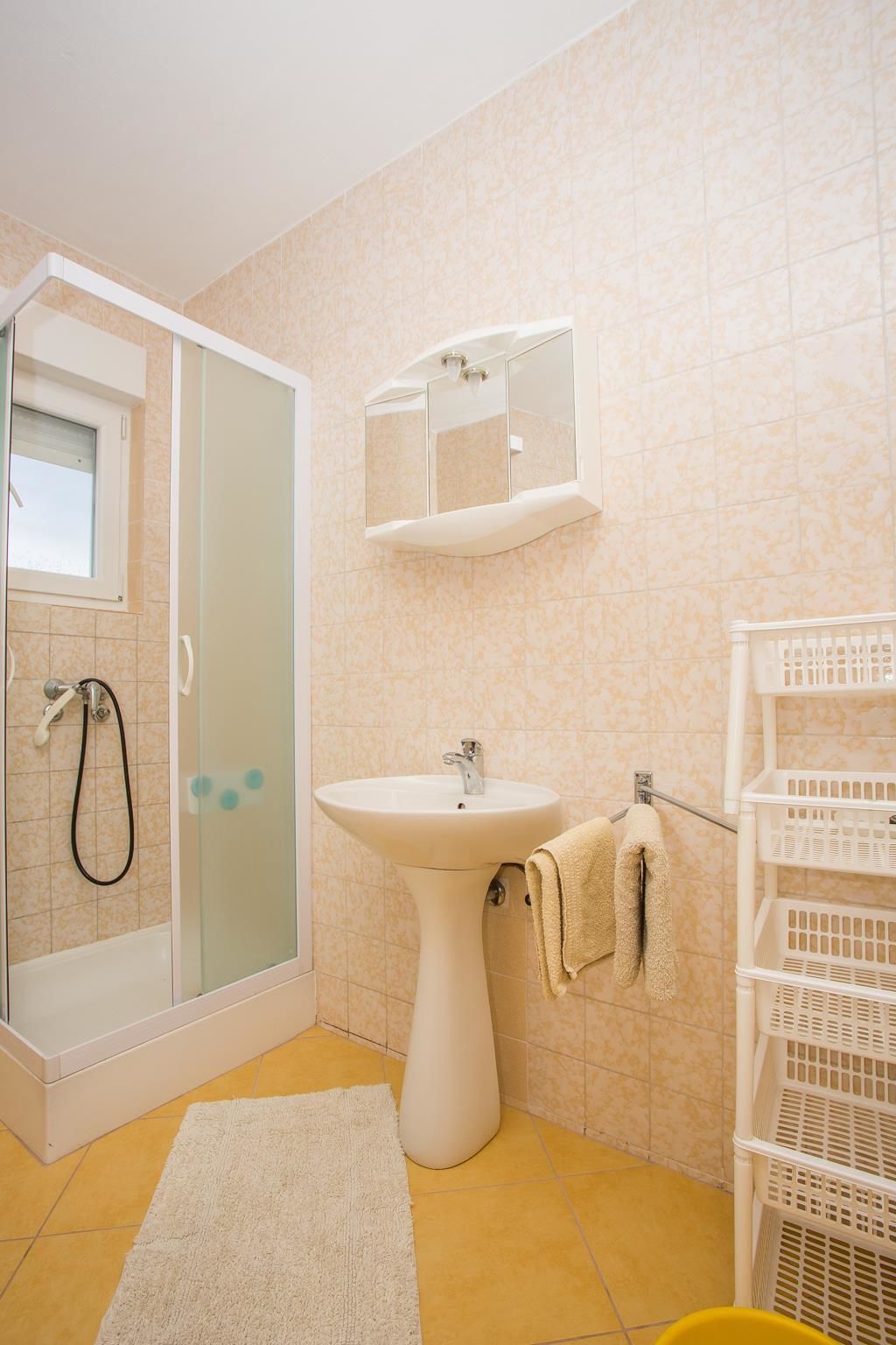 Apartment, Multiple Beds | Bathroom | Shower, towels