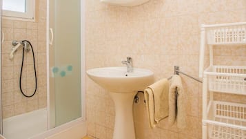 Apartment, Multiple Beds | Bathroom | Shower, towels