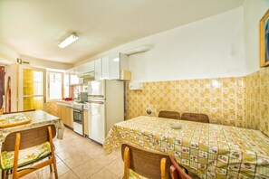 Apartment, Multiple Beds | Private kitchen | Stovetop, cookware/dishes/utensils