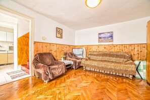 Apartment, Mehrere Betten | Wohnzimmer | Fernseher