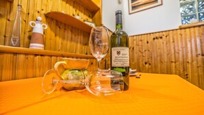 Et bord med en flaske Malvasia vin, et vinglas og en karaf.