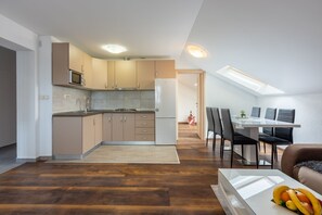 Private kitchen | Fridge, microwave, oven, stovetop - Apartments Mirela (Crikvenica)