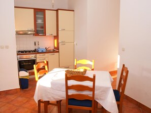Apartment, Multiple Beds | Private kitchen | Cookware/dishes/utensils