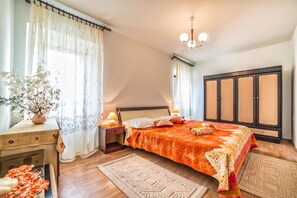 Apartment, Multiple Beds | Private kitchen | Oven, stovetop, dishwasher, cookware/dishes/utensils