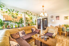 Departamento, varias camas | Sala de estar | Televisión 