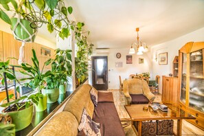 Apartment, Mehrere Betten | Wohnzimmer | Fernseher