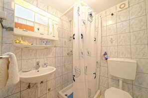 Appartement, plusieurs lits | Salle de bain | Douche