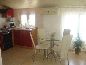 Departamento, 1 cama matrimonial y sofá cama | Cocina privada | Parrilla de estufa, lavavajillas y utensilios de cocina 